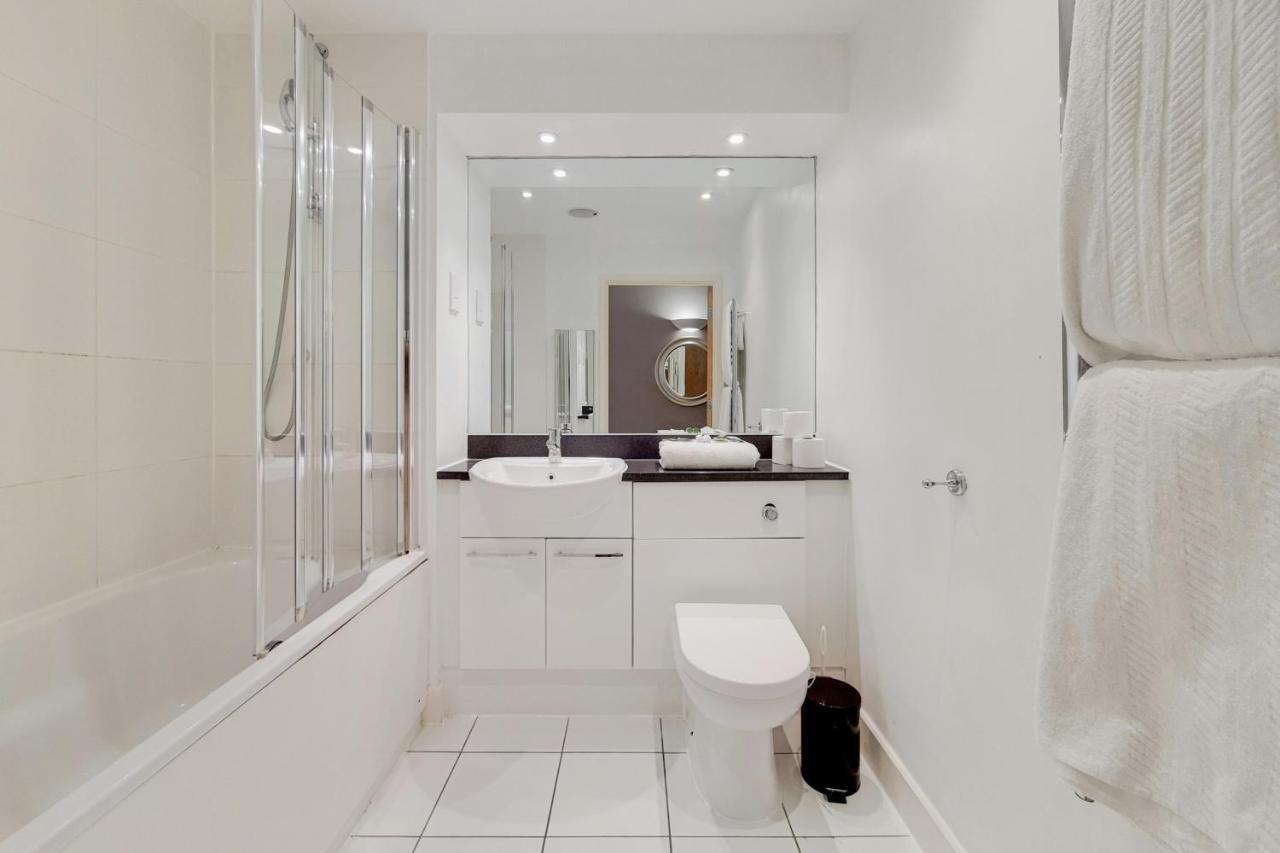 Deluxe Three Bedroom Apartment By London Excel Stays Ngoại thất bức ảnh